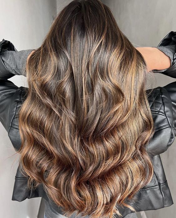 cabelo comprido com mechas cobre