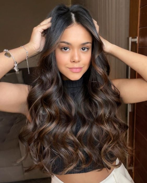 tons de cabelo morena iluminada longo