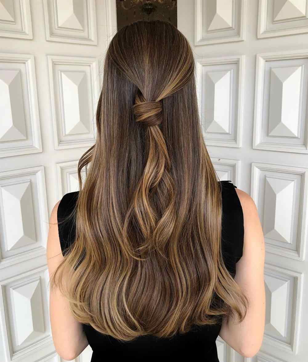 cabelo comprido com mechas caramelo