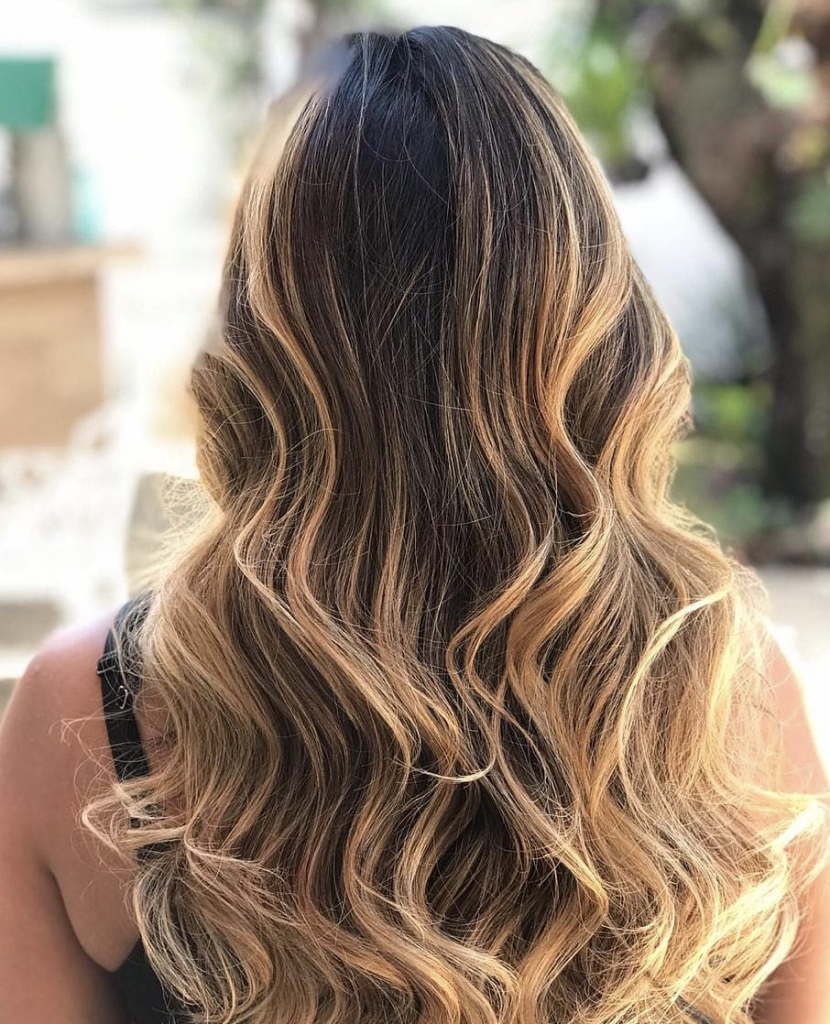 cabelo comprido com mechas mel