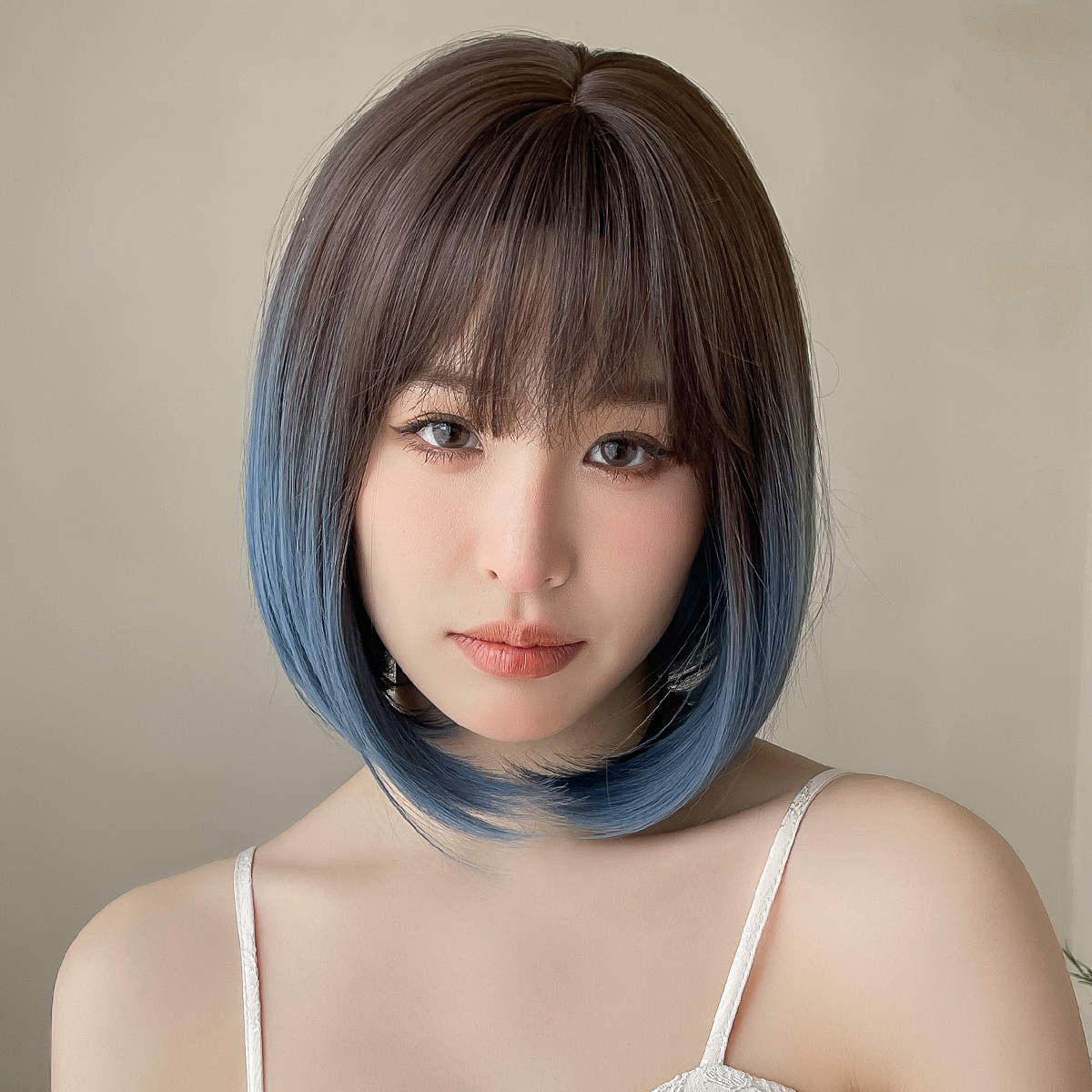 cabelo curto liso com franja desfiada