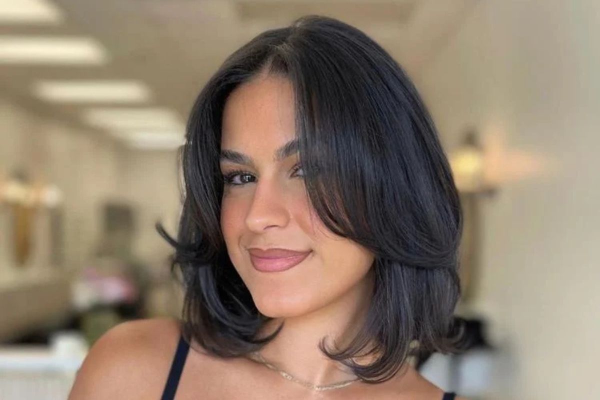 cabelo curto liso com franja assimétrica
