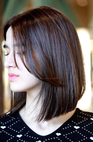 cabelo curto liso com franja assimétrica