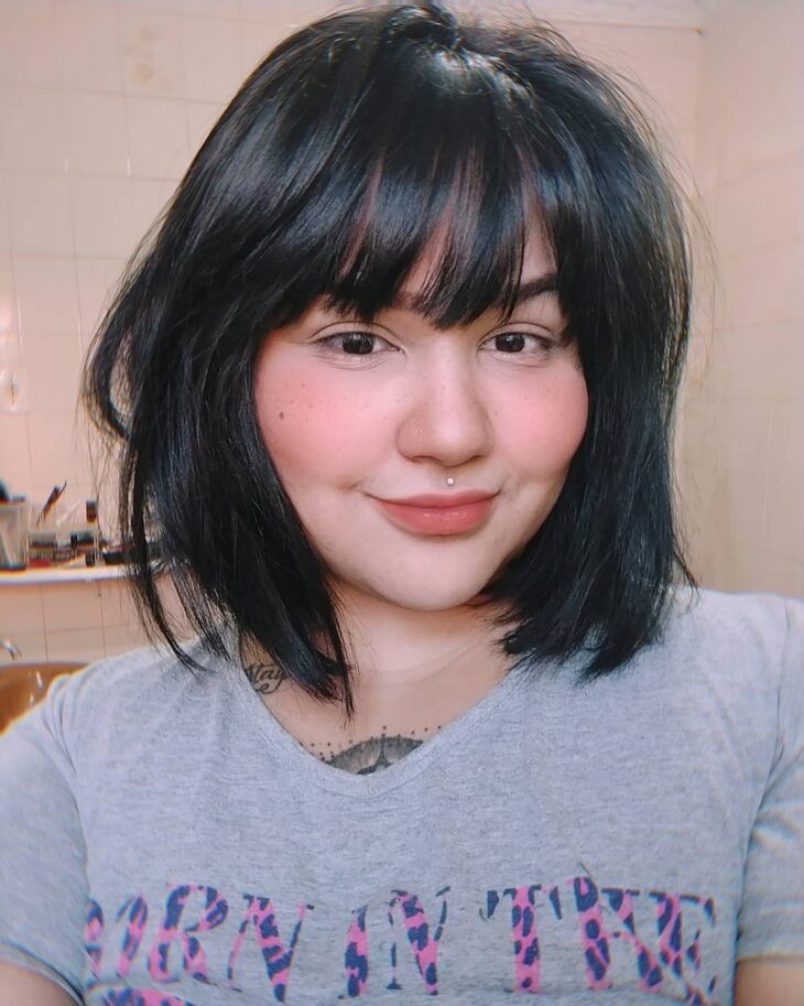 cabelo curto liso com franja para rosto oval