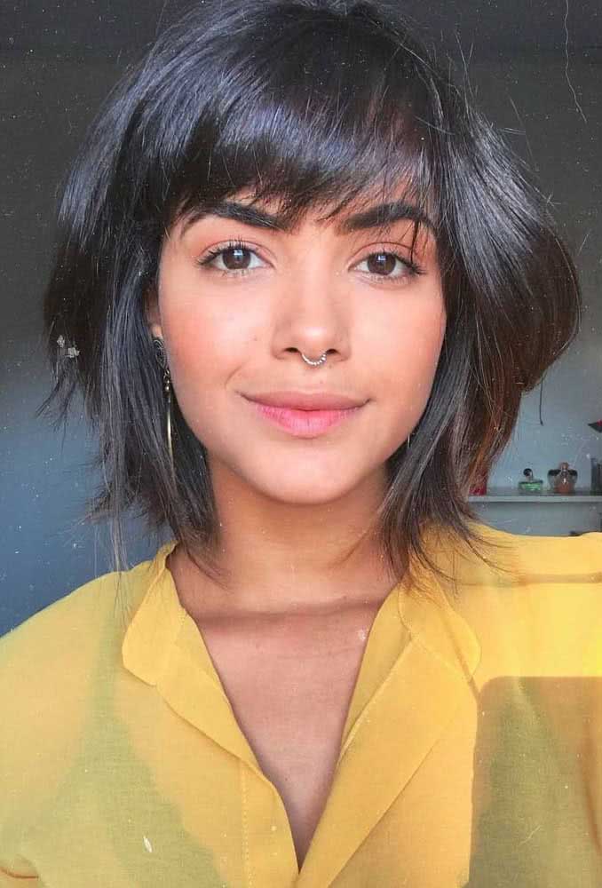 cabelo curto liso com franja para rosto quadrado