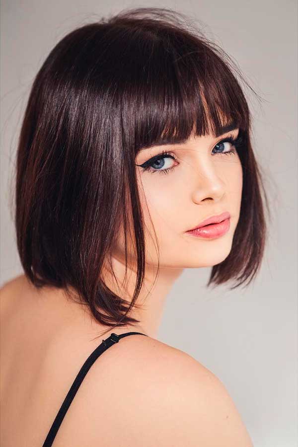 cabelo curto liso com franja para rosto quadrado