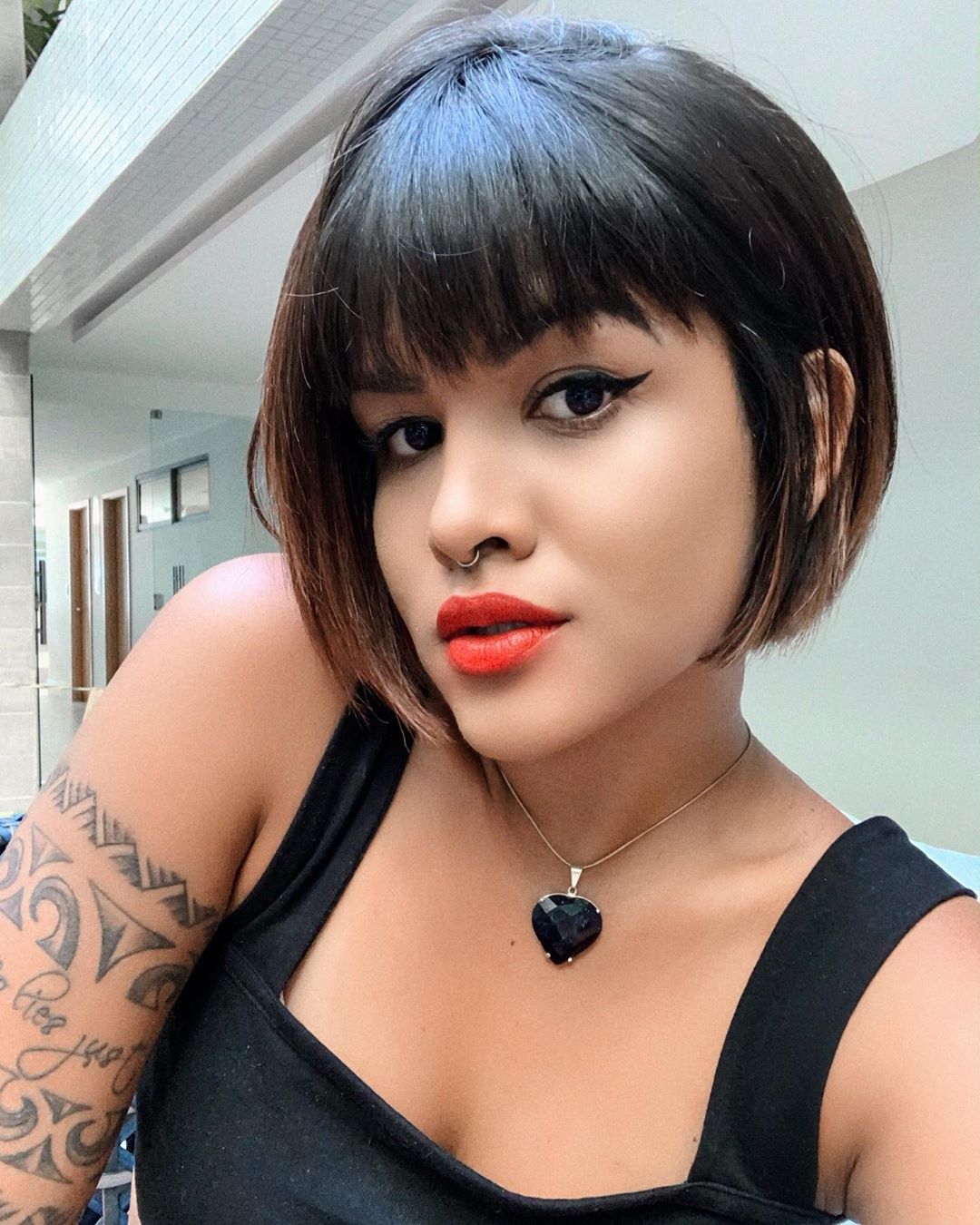 cabelo curto liso com franja para cabelos grossos