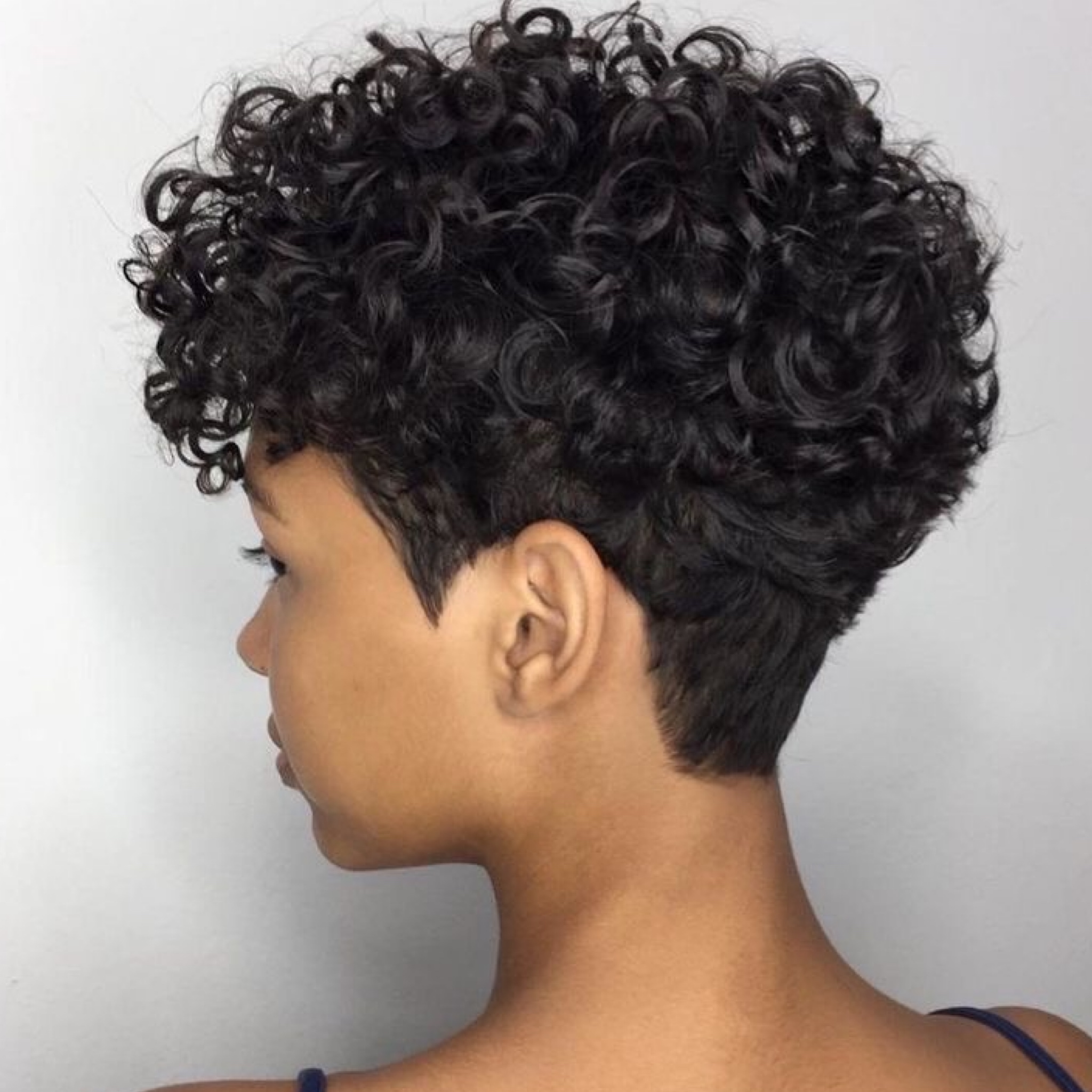 corte pixie para rosto redondo e cabelo ondulado