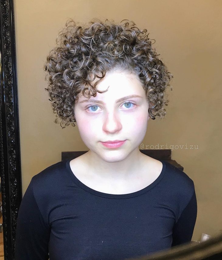 ideias de corte curto para cabelo ondulado rosto redondo