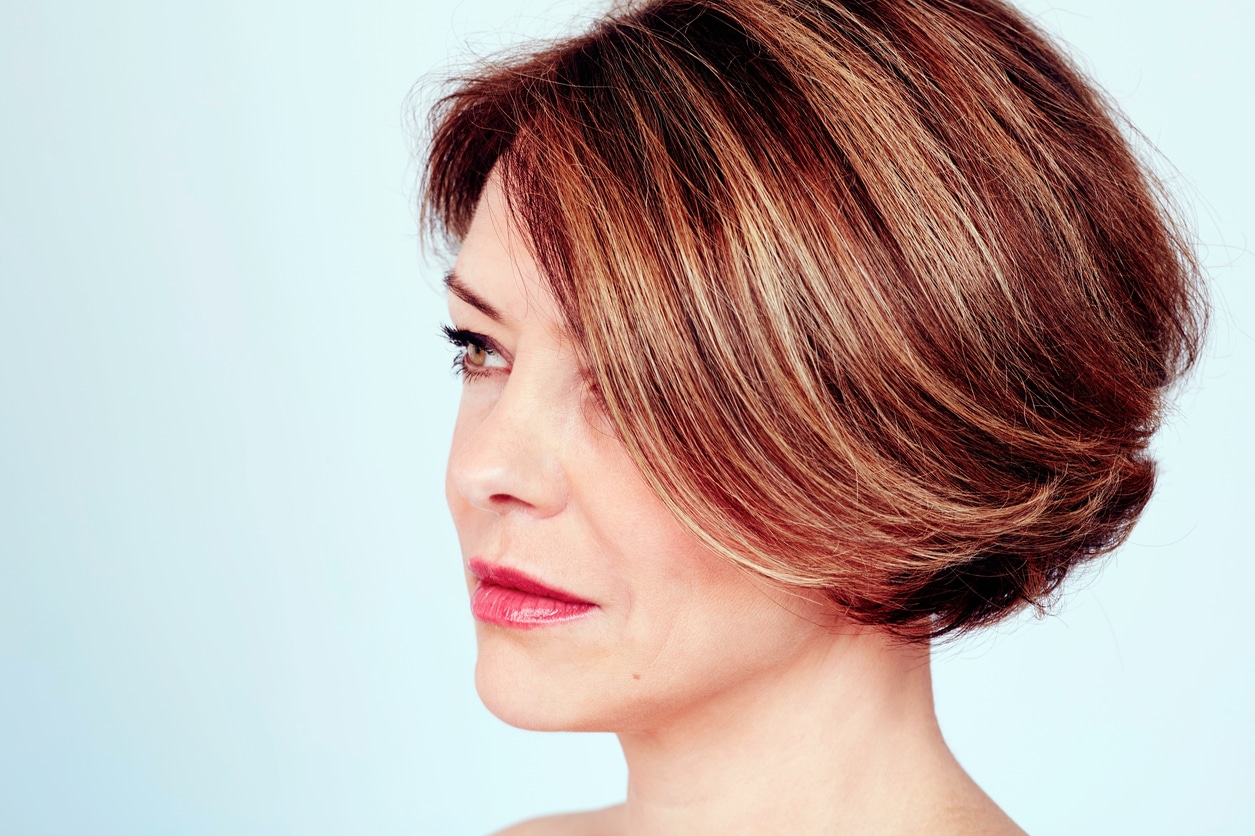 estilos de cabelo curto ondulado para mulheres com rosto redondo