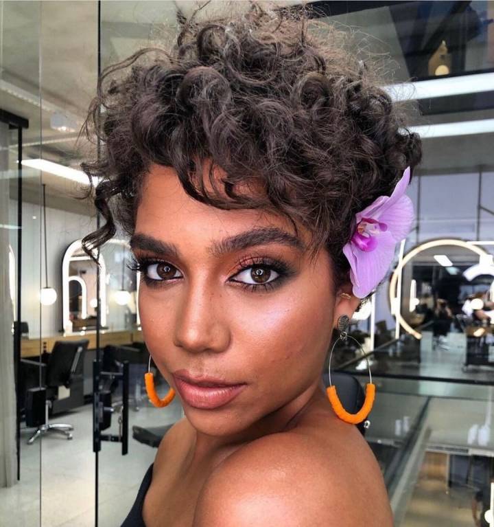 como estilizar cabelo pixie cacheado