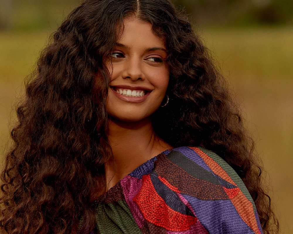 cabelo cacheado longo vs. cabelo cacheado médio: qual escolher?