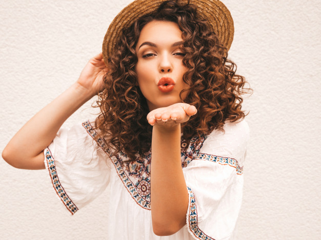 penteados fáceis para cabelo cacheado longo feminino