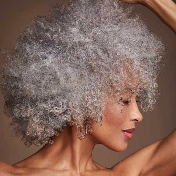 melhores cortes de cabelo grisalho crespo para valorizar o rosto