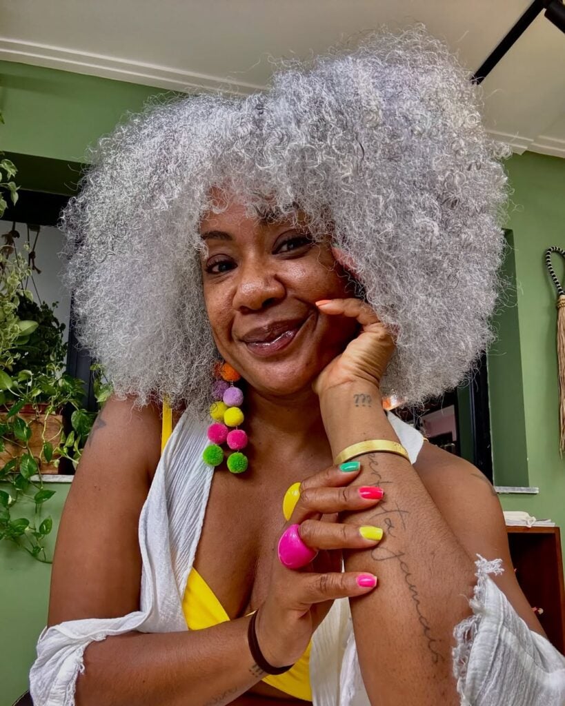 como definir cachos em cabelo crespo grisalho