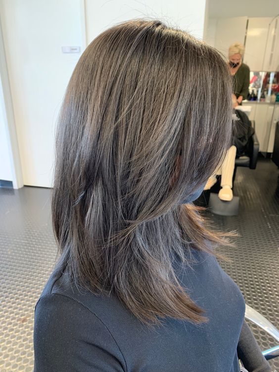 cabelo médio com franja para rosto redondo