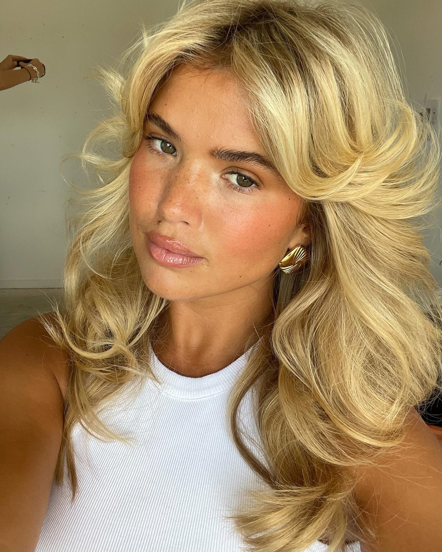 cabelo médio com franja para rosto redondo