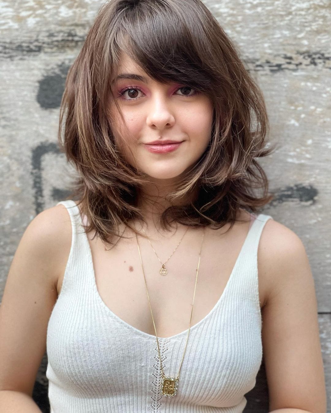 cabelo médio com franja para rosto oval