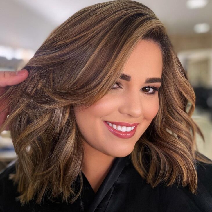 cabelo médio com franja ondulado