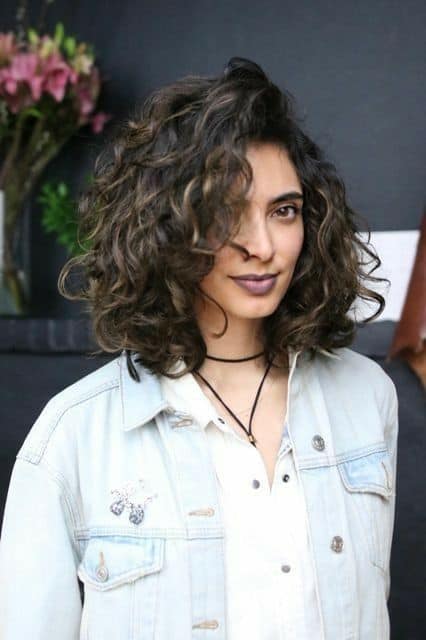 como cortar cabelo médio ondulado em camadas