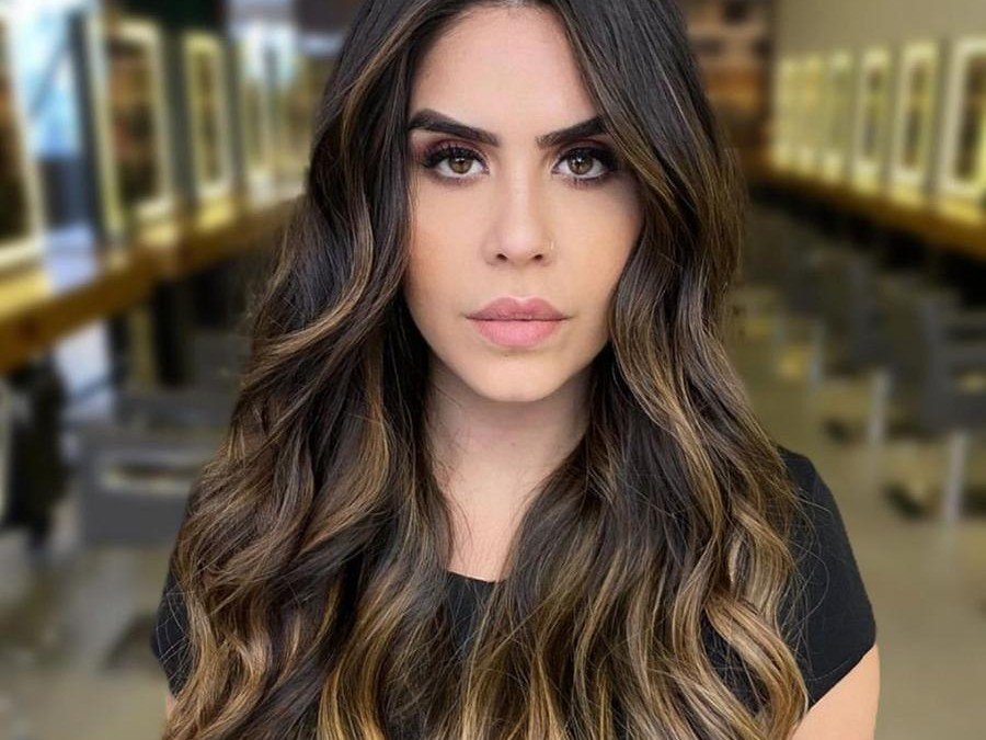 cabelo castanho iluminado