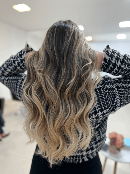 morena iluminada com franja