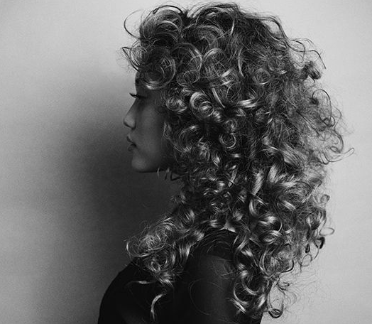 cabelo ondulado volumoso feminino