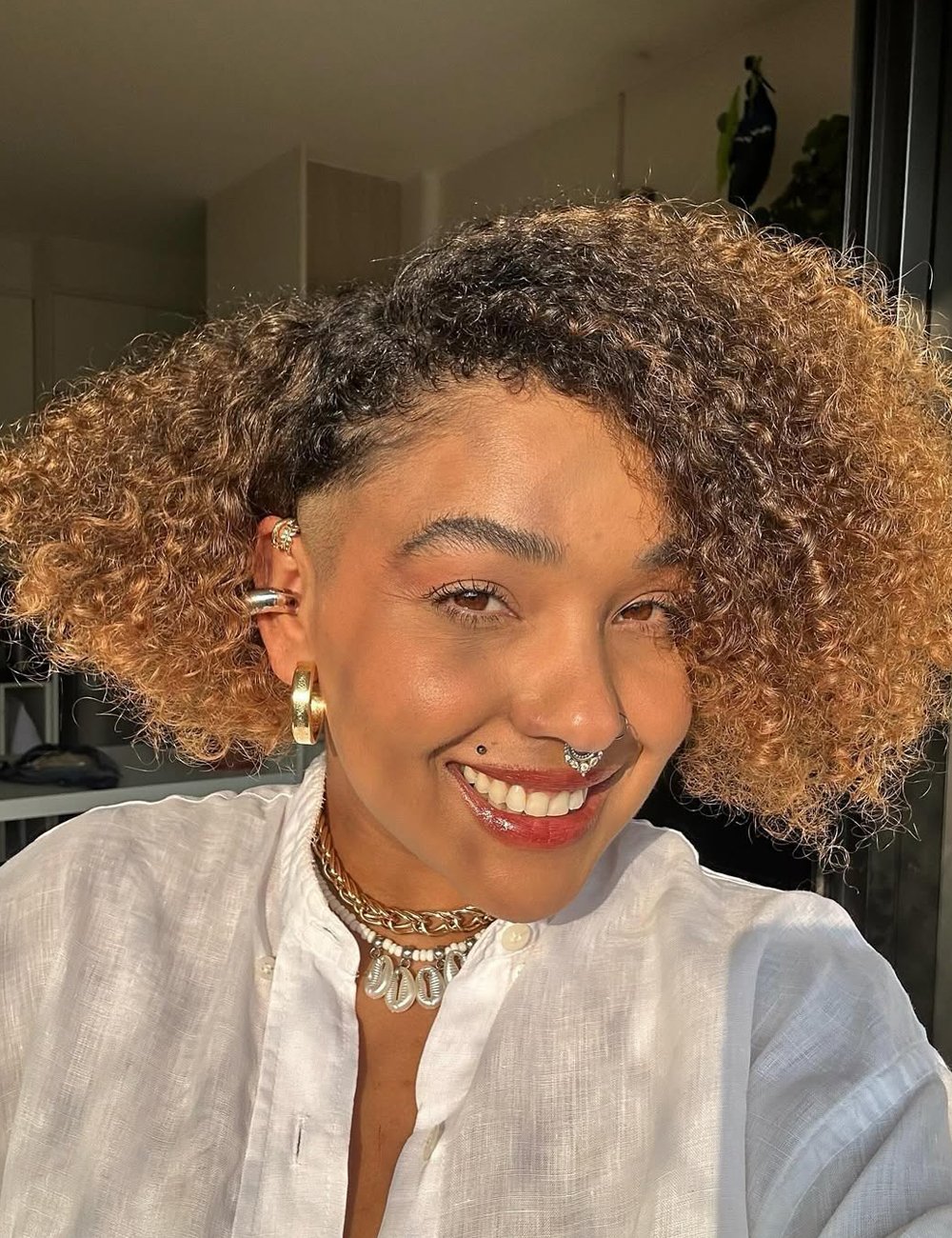 manutenção de luzes em cabelo cacheado curto