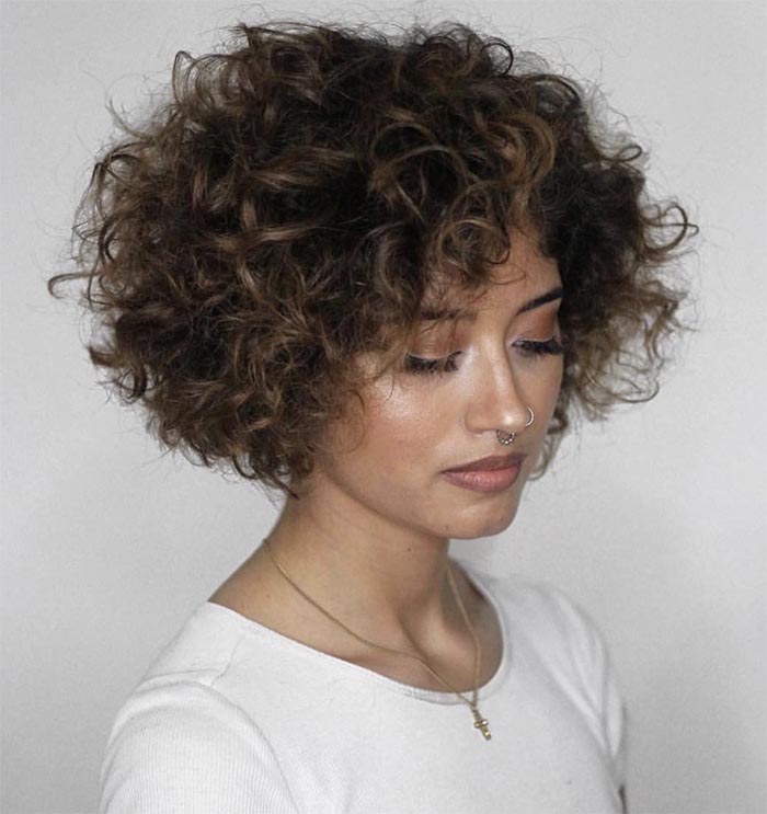 inspiração cabelo cacheado curto com luzes