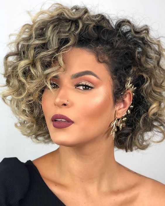 erros comuns ao fazer luzes em cabelo cacheado curto