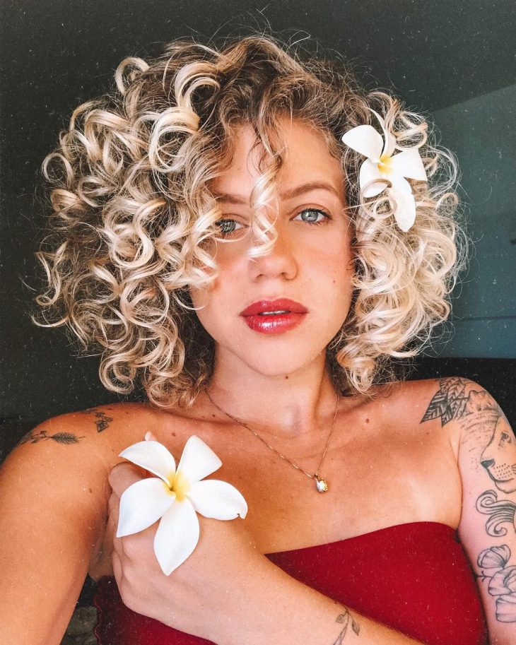 luzes mel vs luzes caramelo em cabelo cacheado curto