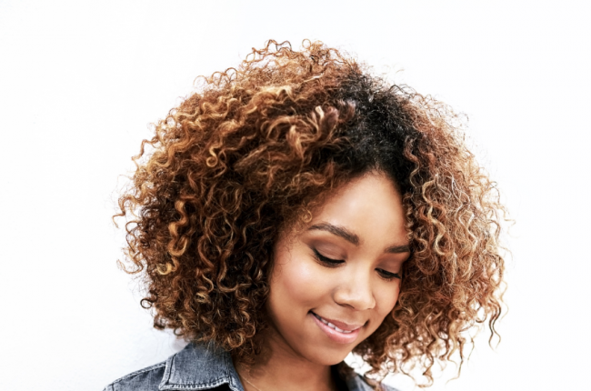 cabelos curtos cacheados com luzes