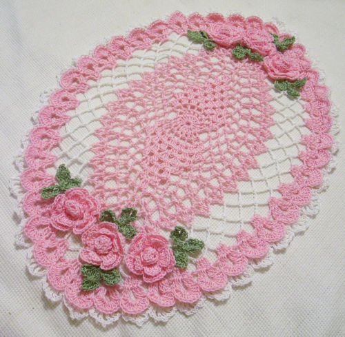 Crochê Filé vs. Flores em Relevo: Qual Escolher para Seu Caminho de Mesa?