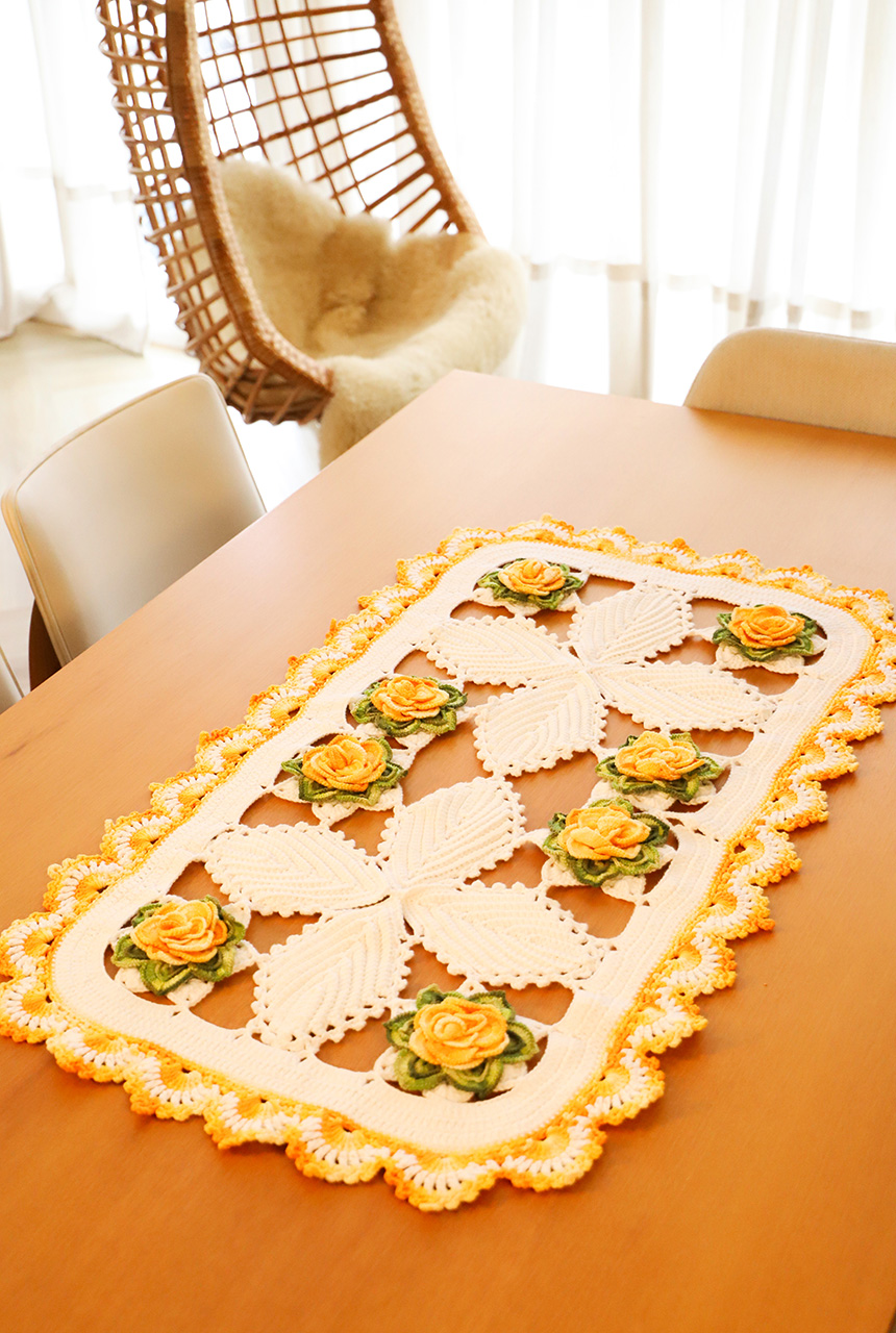 caminho de mesa de croche com flores grafico