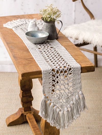 Crochê Filé vs. Flores em Relevo: Qual Escolher para Seu Caminho de Mesa?