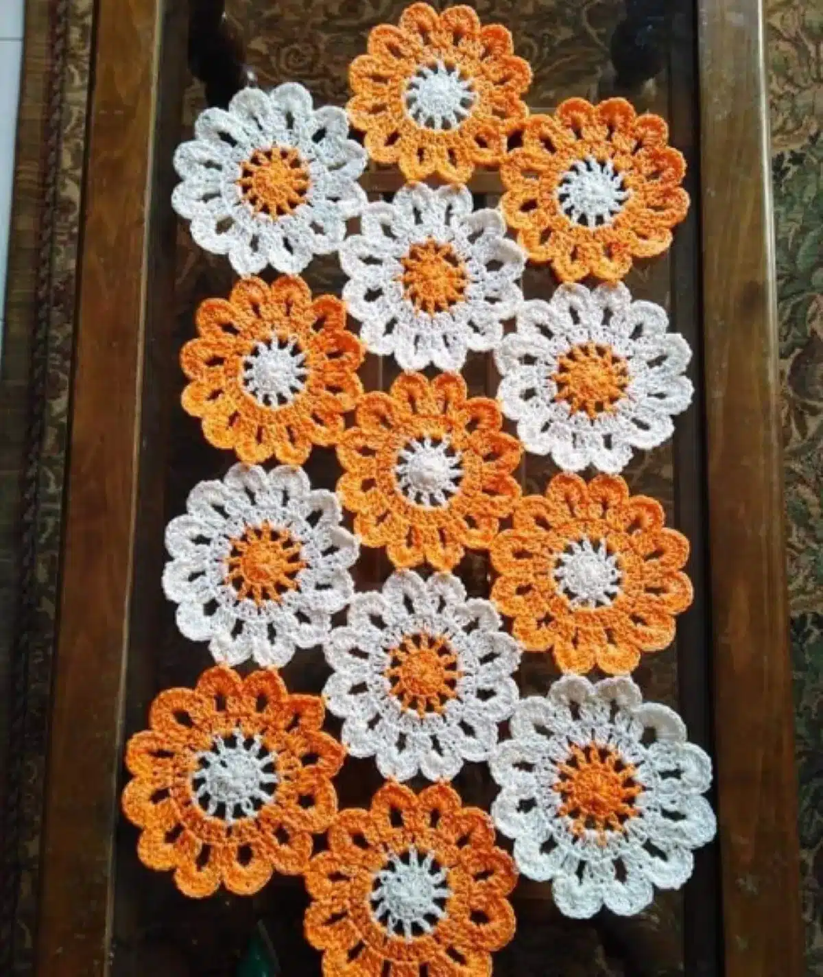 Os 5 Melhores Modelos de Caminho de Mesa de Crochê com Flores para Decorar sua Casa