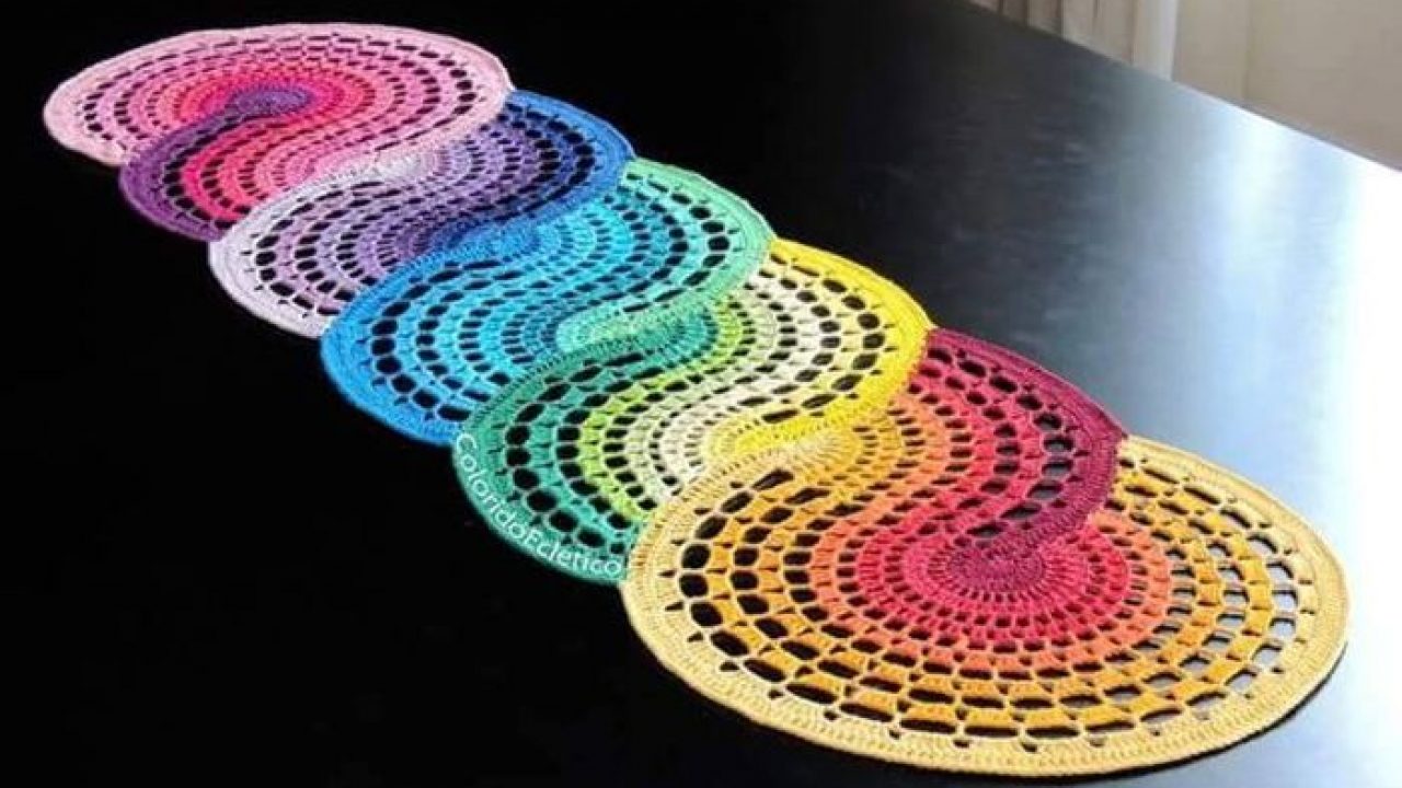 caminho de mesa espiral de croche com grafico