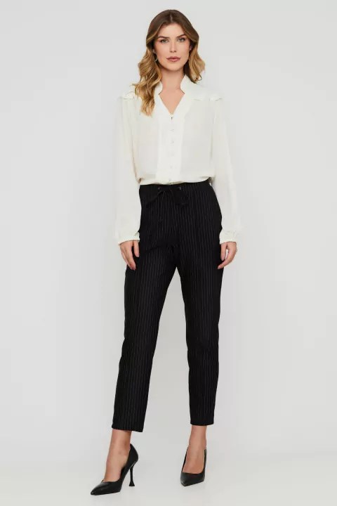 camisa branca feminina vs. camisa social branca: qual a melhor para seu look