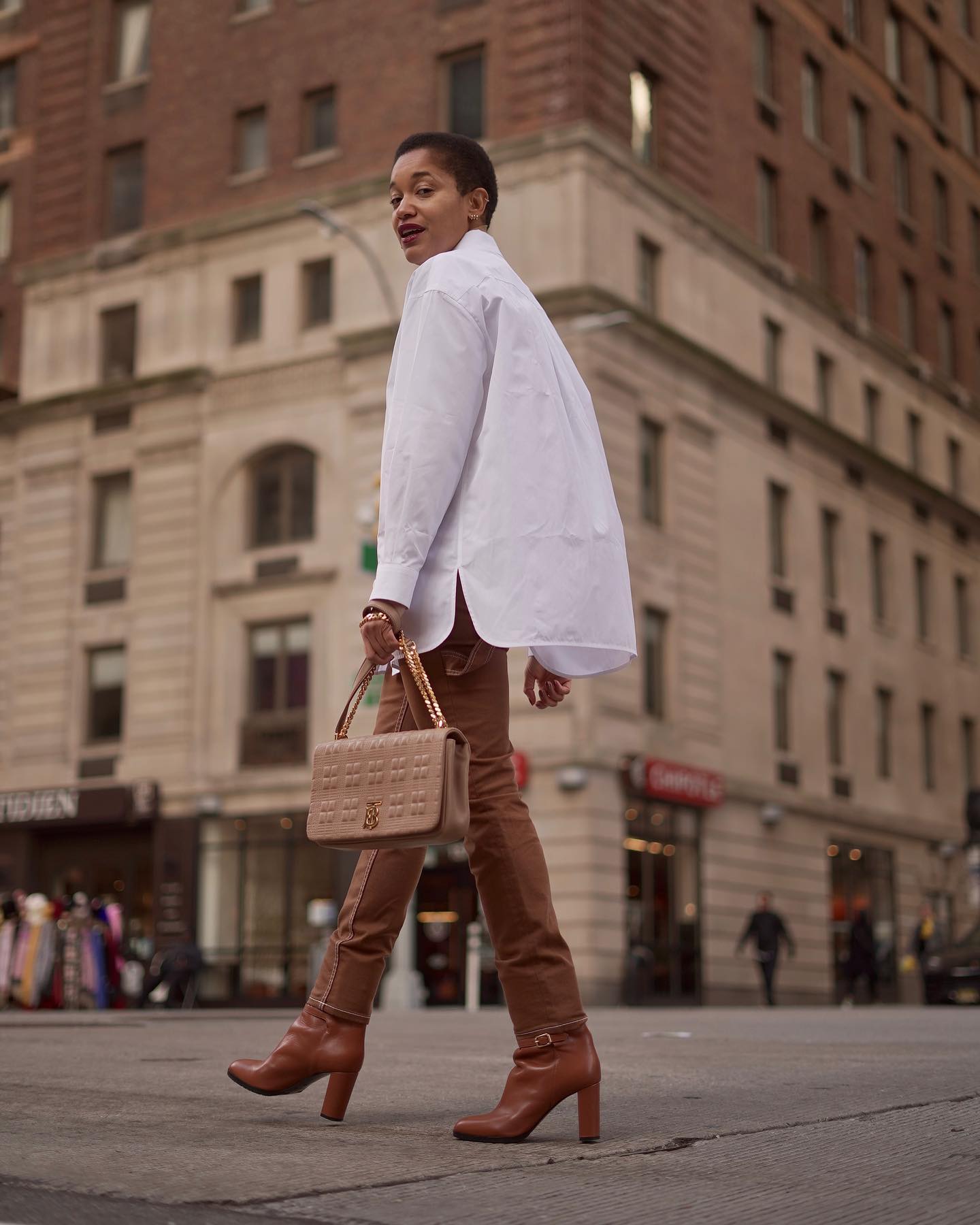 5 looks incríveis com camisa branca feminina para o dia a dia
