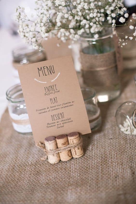 Guia Completo: Como Criar a Identidade Visual do Seu Casamento DIY com Canva; Lembrancinhas Comestíveis DIY para Casamento: Receitas e Ideias Criativas; Decoração de Mesa DIY para Casamento: Transforme Garrafas e Materiais Simples; Cenários e Painéis DIY para Fotos de Casamento: Ideias Rústicas e Modernas; Economia no Casamento: Dicas Essenciais para um Evento DIY de Sucesso