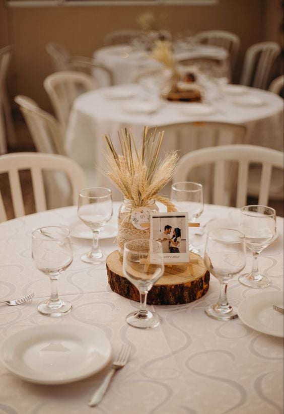 Flores Delicadas: Arranjos Minimalistas com Mosquitinho para Casamentos