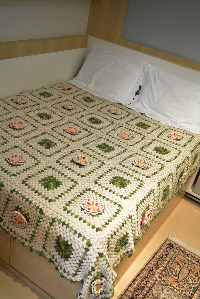 colcha de croche em quadrados com flores