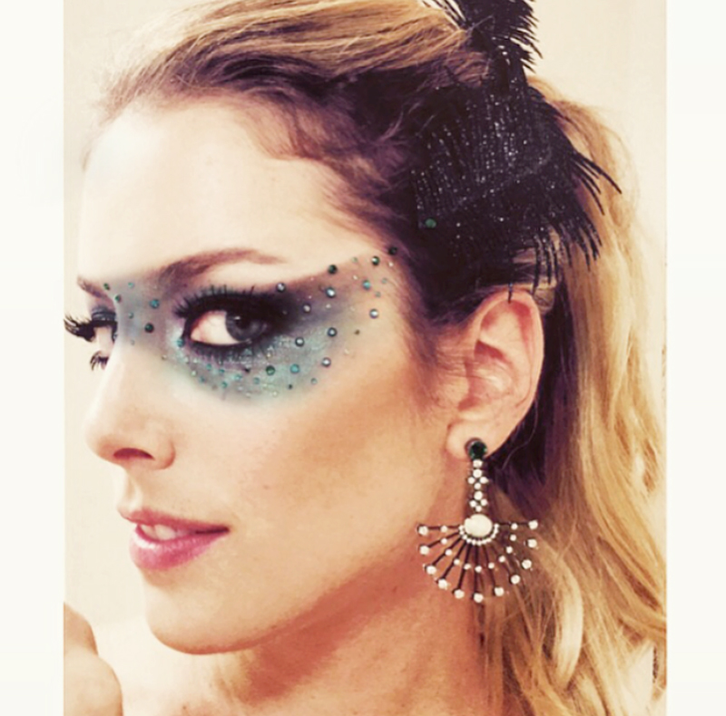 como fazer bindi com pedrarias maquiagem