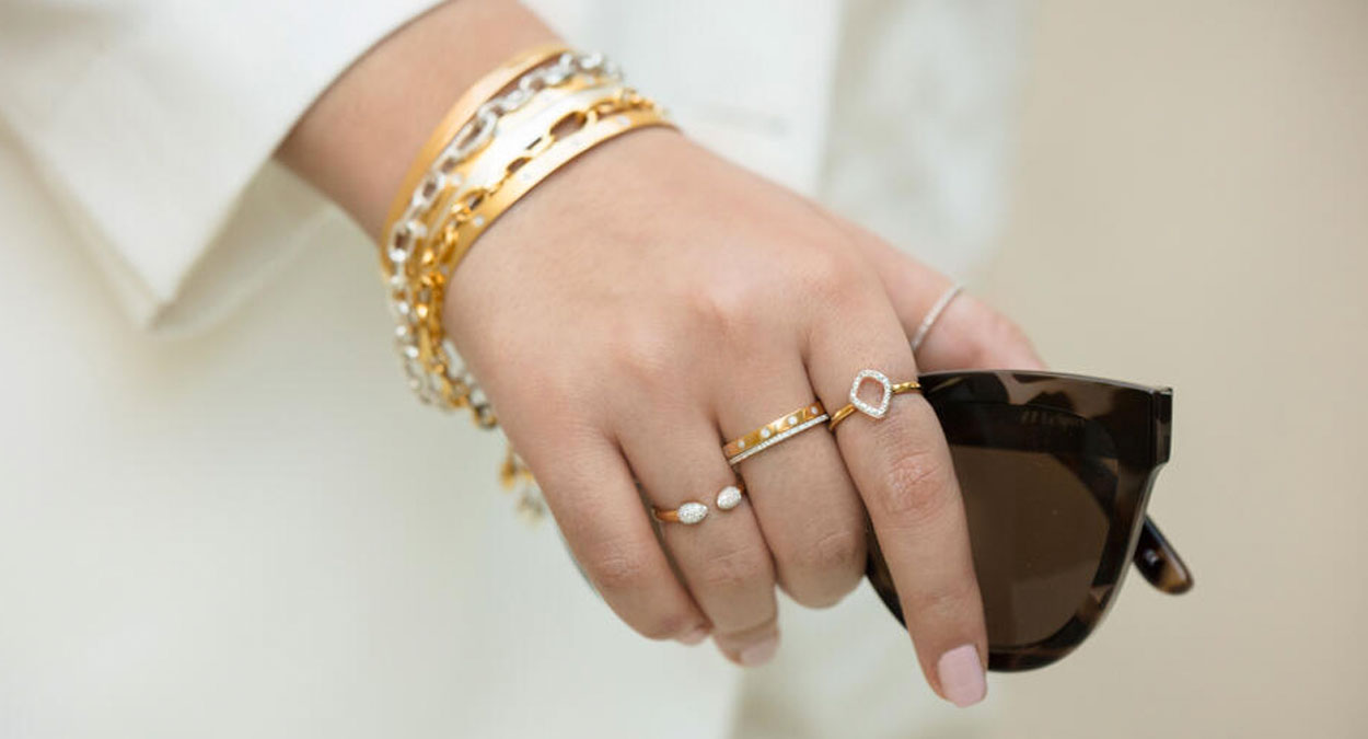 Como combinar acessórios dourados e prateados