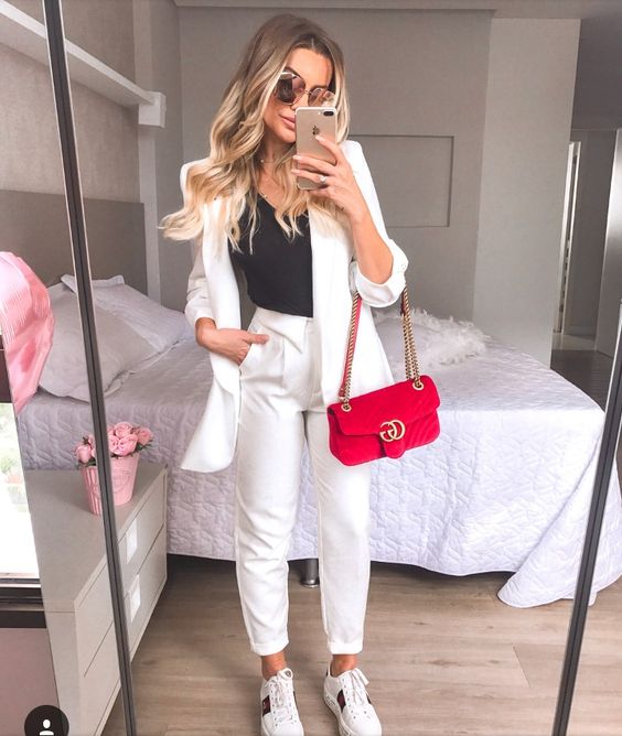 Como combinar bolsas coloridas com o look