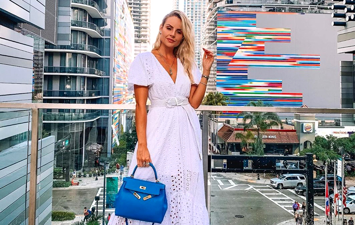 Além do Sapato: Como Coordenar Sua Bolsa Colorida com Outros Acessórios