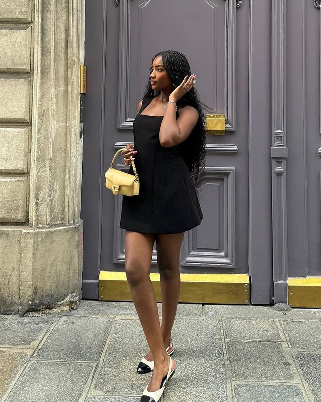 Bolsas Neutras Repaginadas: Vinho e Verde Oliva no Seu Guarda-Roupa