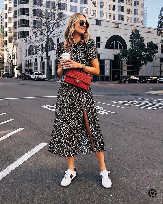 Como combinar bolsas coloridas com o look