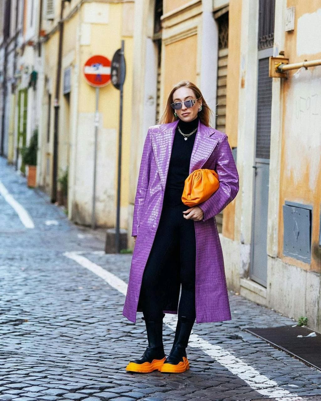 Como combinar laranja e roxo em looks ousados