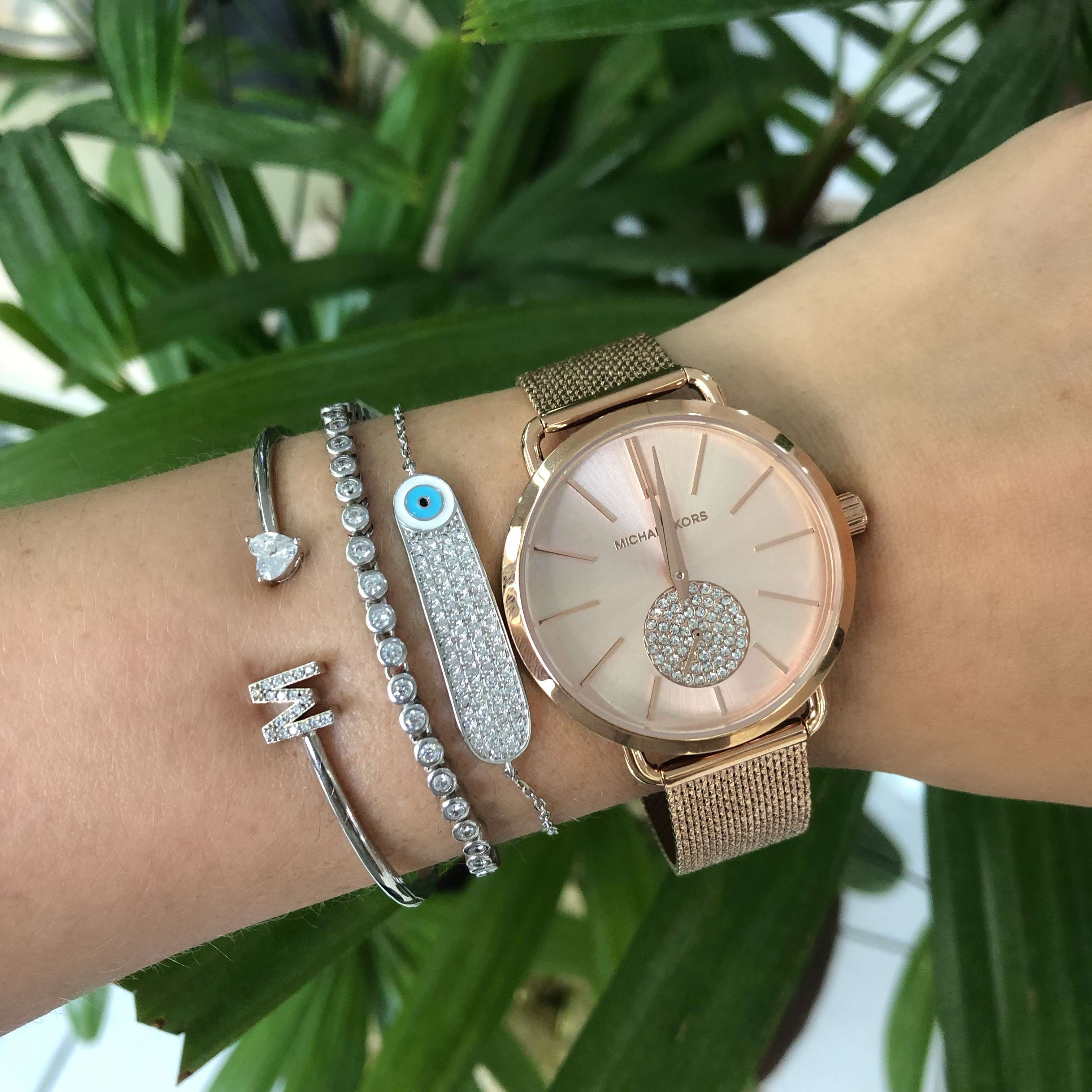 Mix de Metais: Desvendando a Tendência Dourado e Prateado em Acessórios